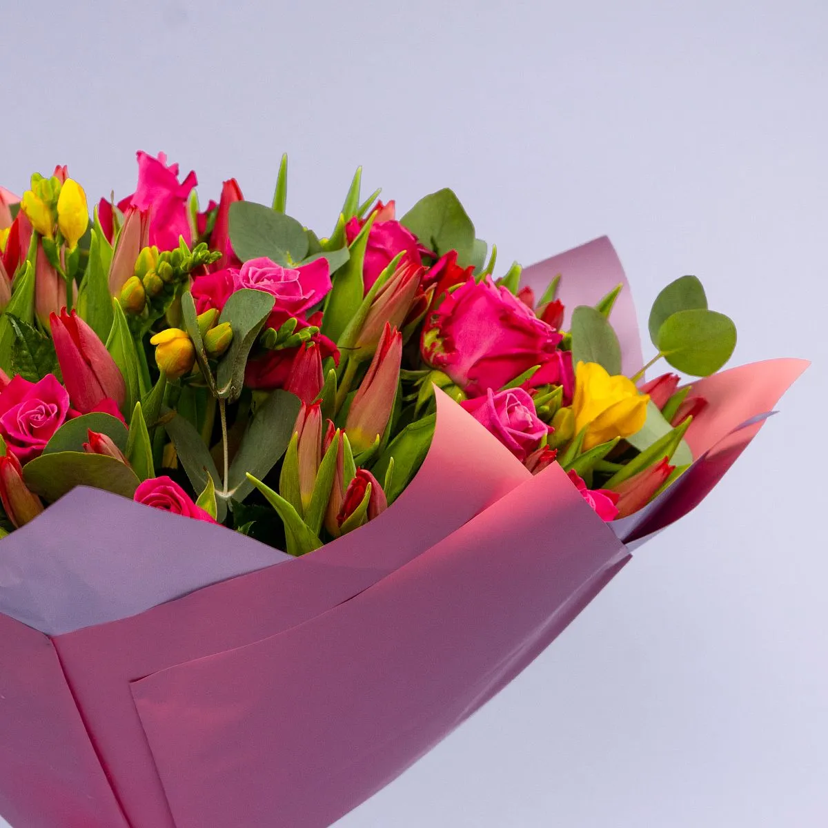 Букет из 20 роз и 50 тюльпанов