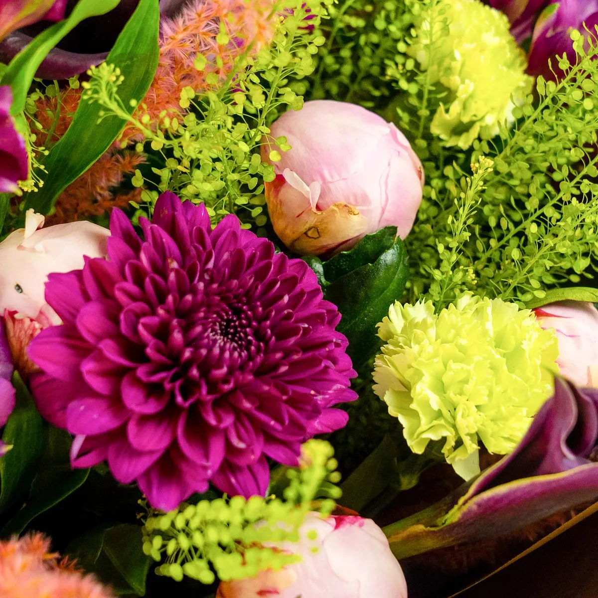 Букет их хризантем, альстромерий, пионов