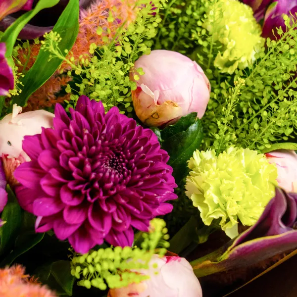 Букет их хризантем, альстромерий, пионов