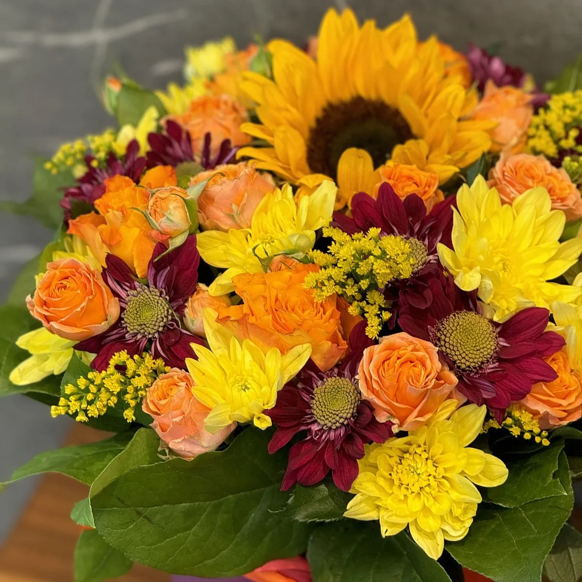 Хризантемы и розы в коробке