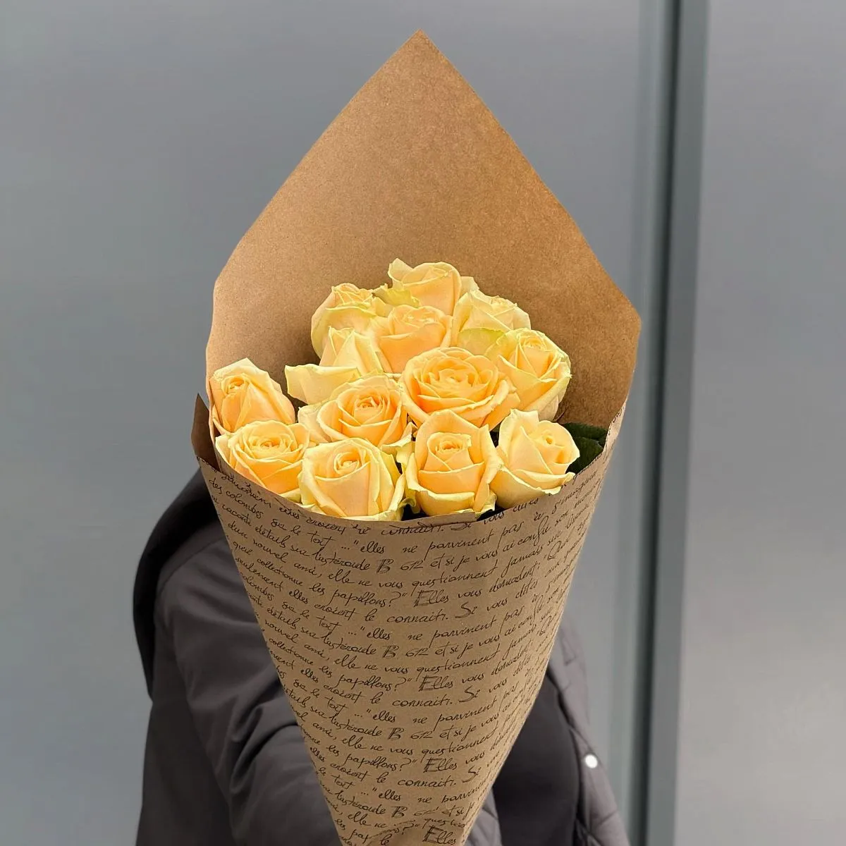 Букет из 13 кремовых роз (60 см)