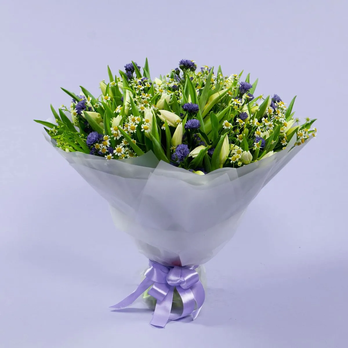 Букет из тюльпанов и ромашек