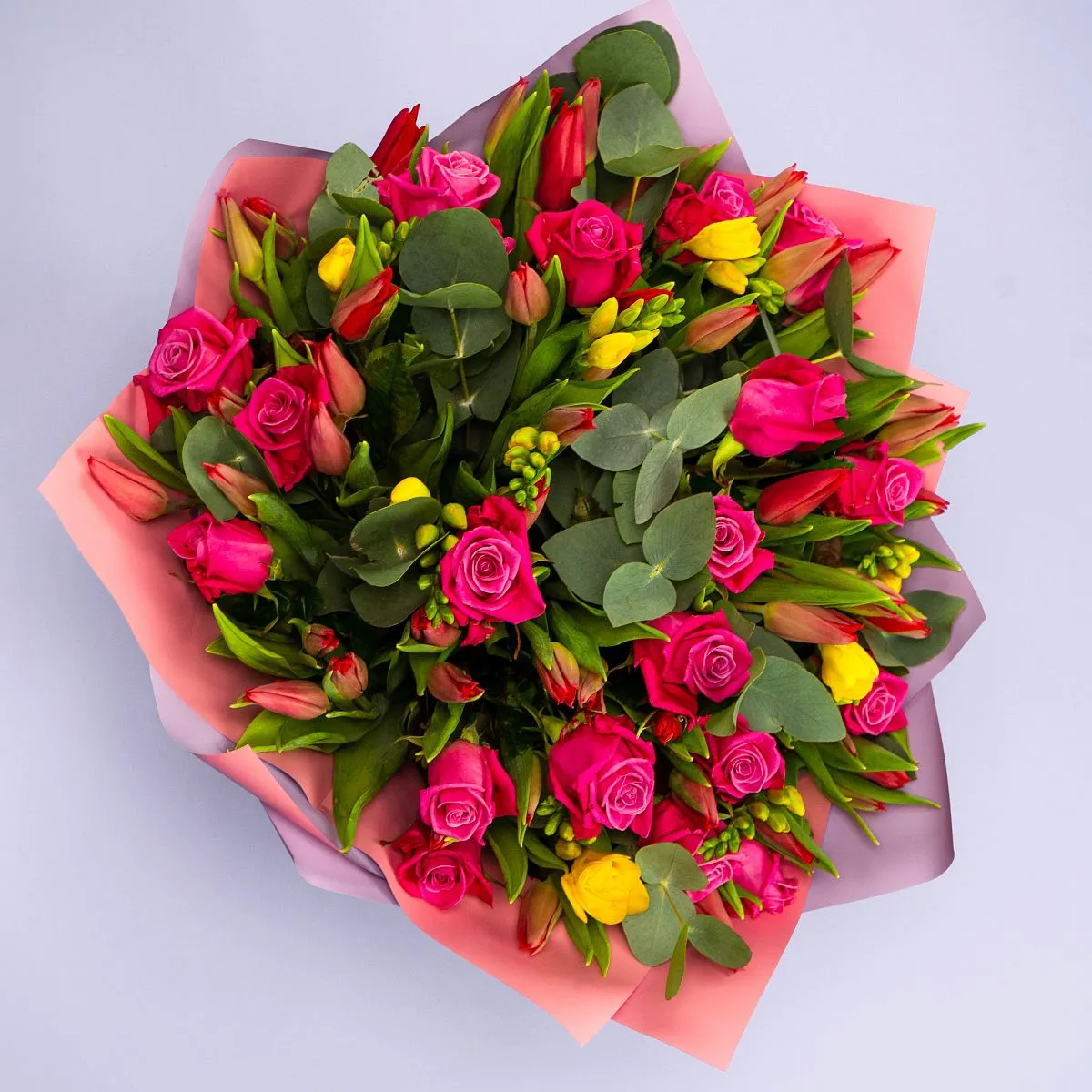 Букет из 20 роз и 50 тюльпанов