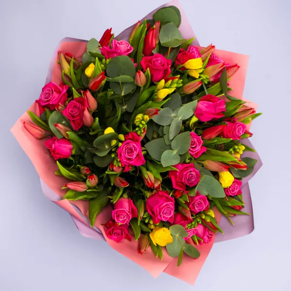Букет из 20 роз и 50 тюльпанов