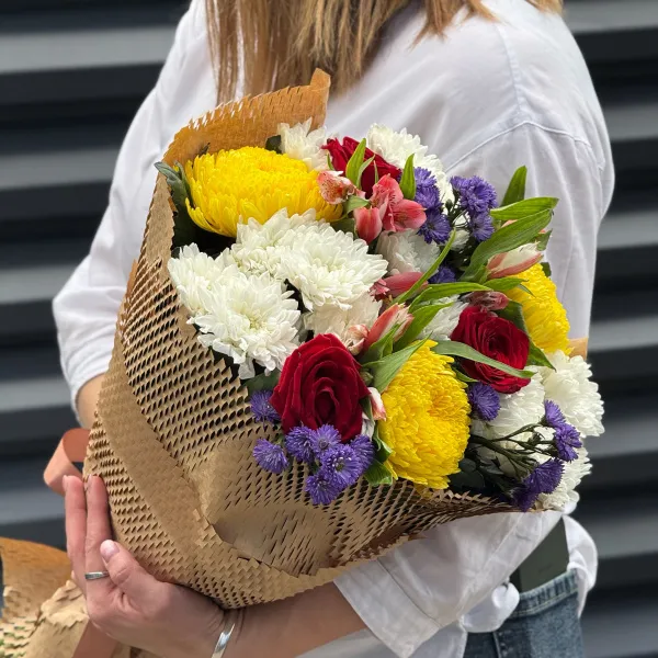Большой букет хризантем, астер и альстромерии
