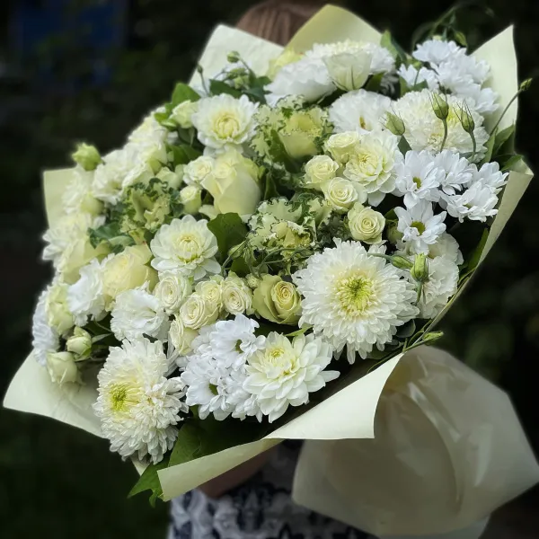 Букет из роз, эустом и хризантем