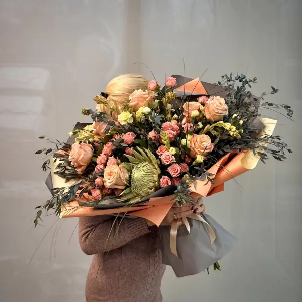 Букет из гвоздик, роз и антиринум