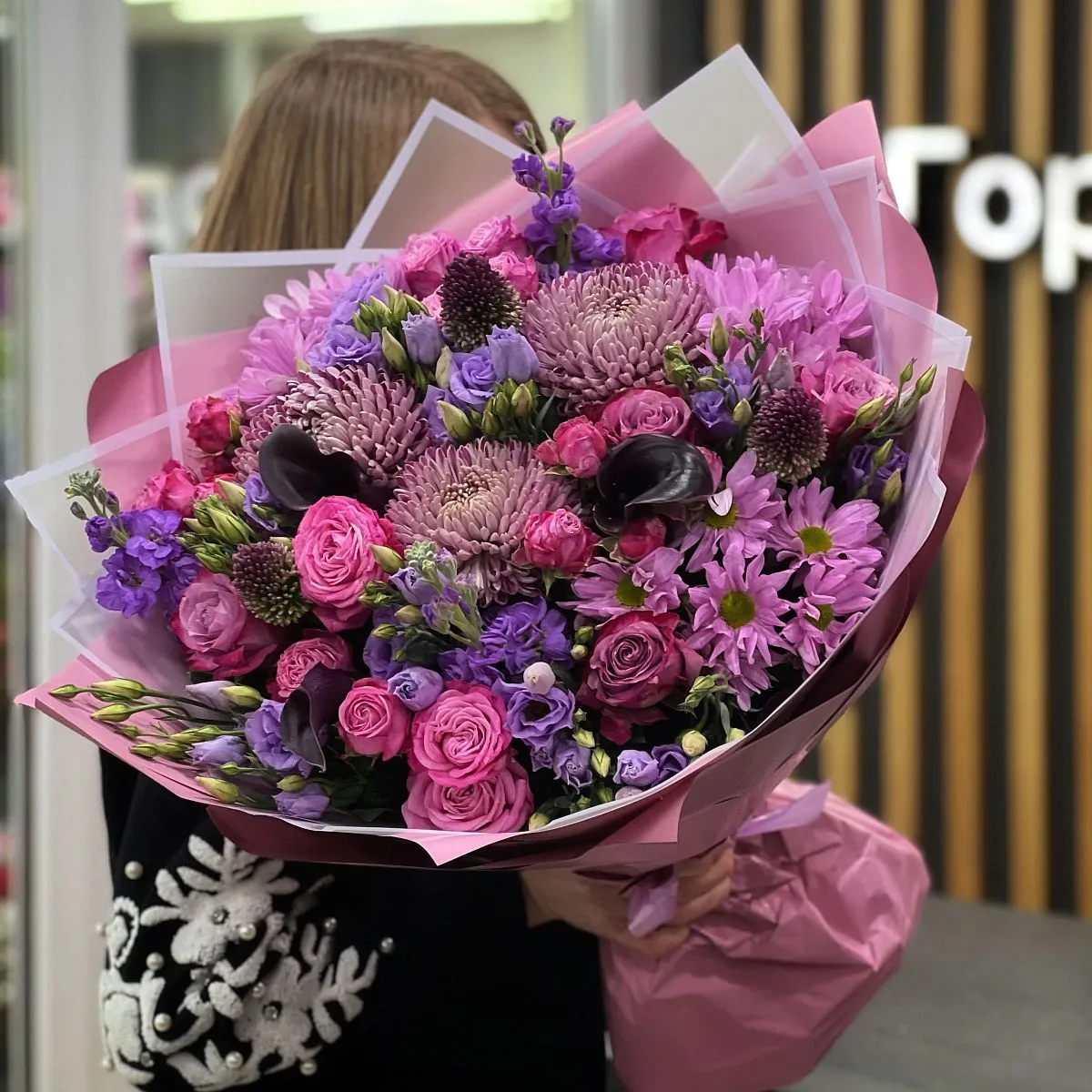 Букет из хризантем, эустом и роз