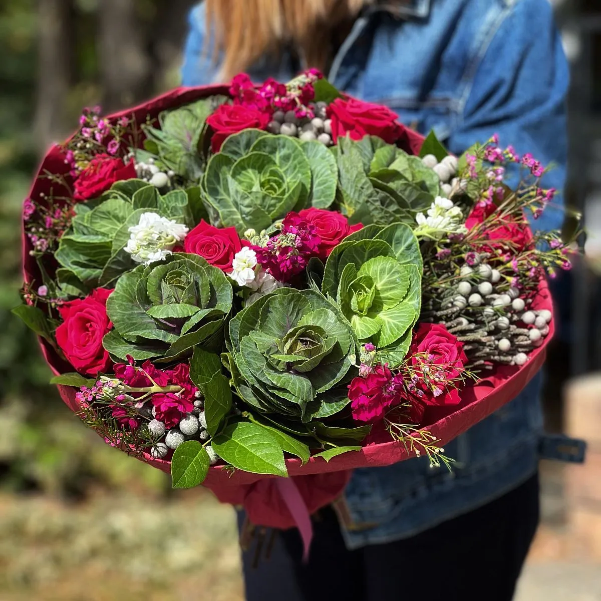 Огромный букет из роз, брасики и брунии