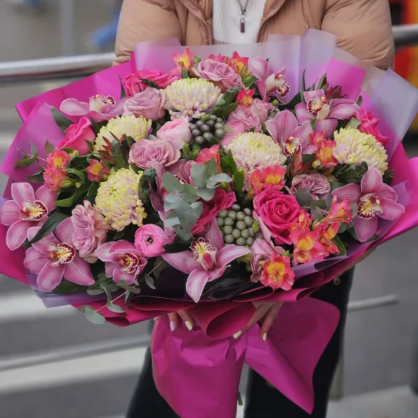 Букет роз, ранункулюсов и аспидистр