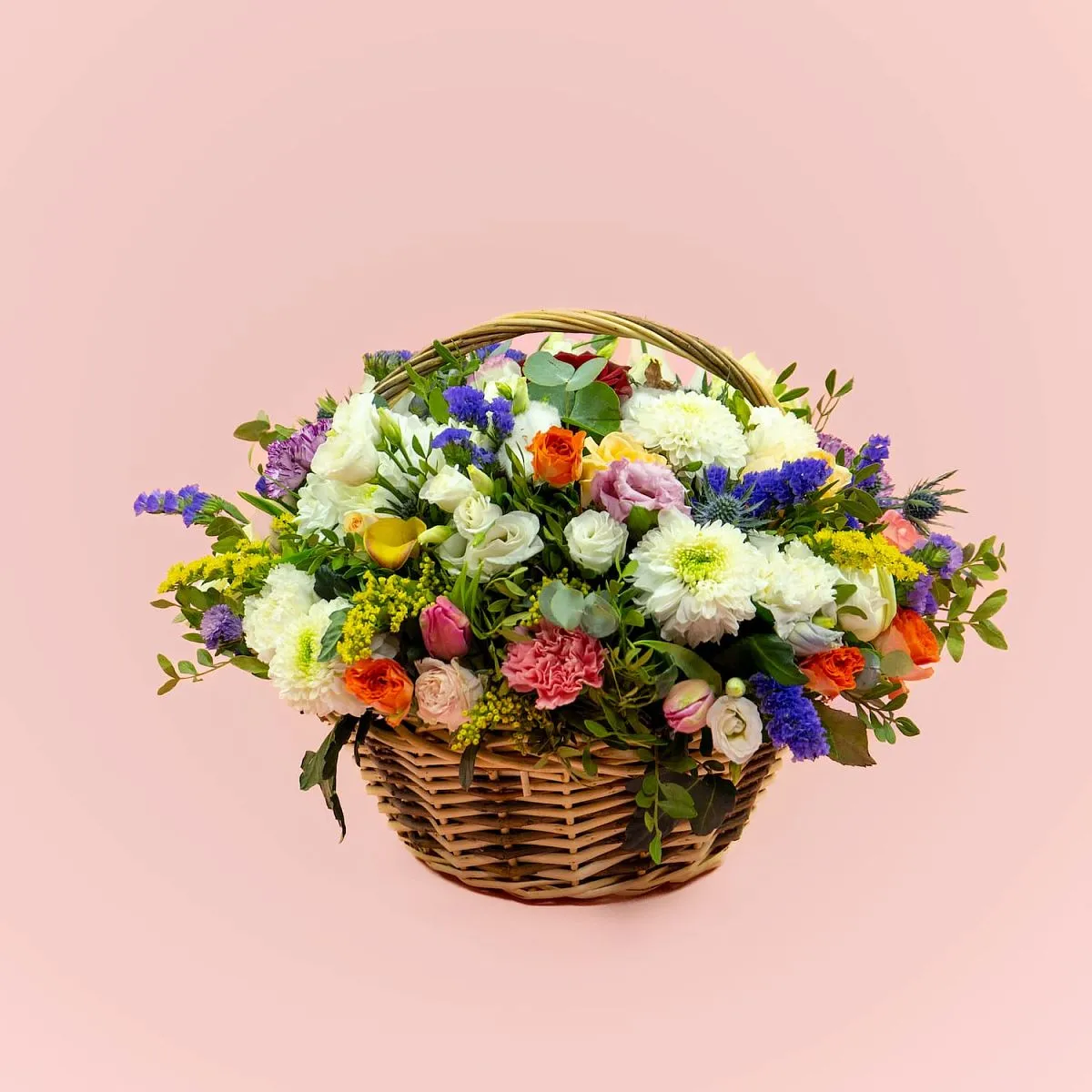 Хризантемы микс и эустом в корзине