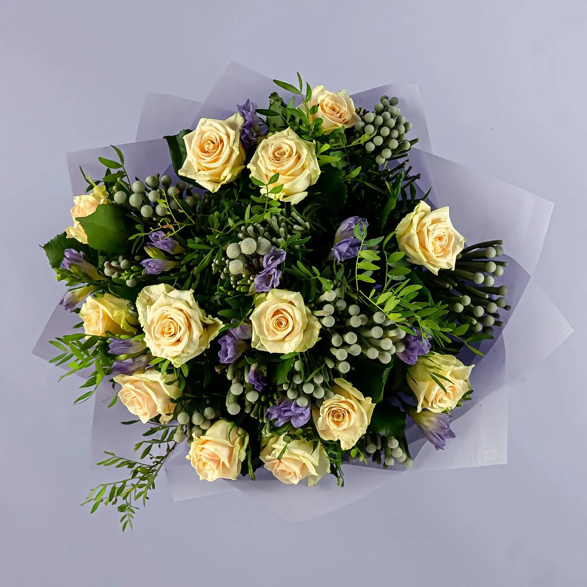 Букет из кремовых роз и фрезий
