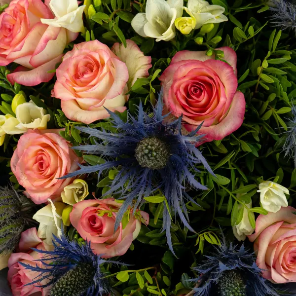 Букет из нежных роз и эрингиумов