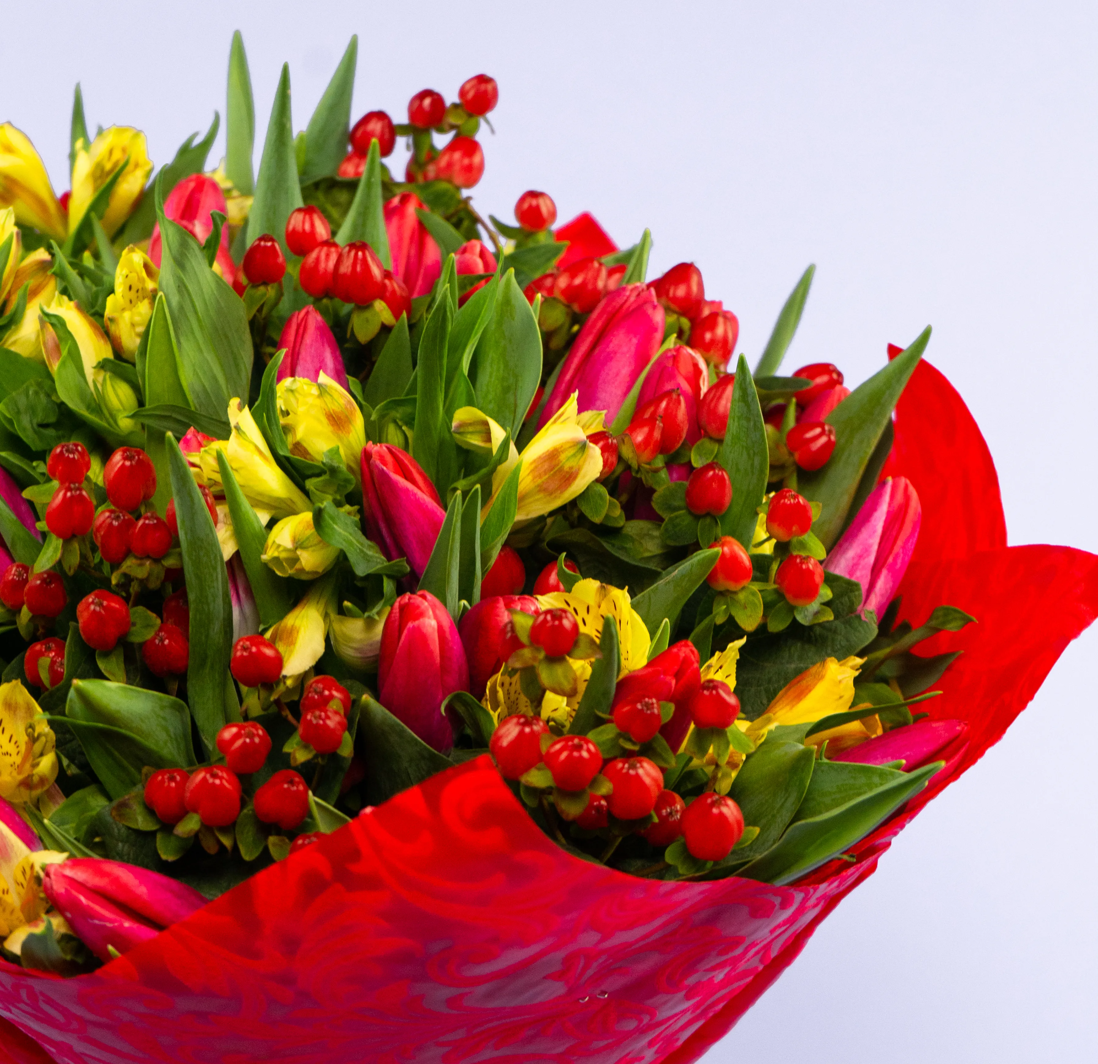 Букет из 38 тюльпанов и альстромерий