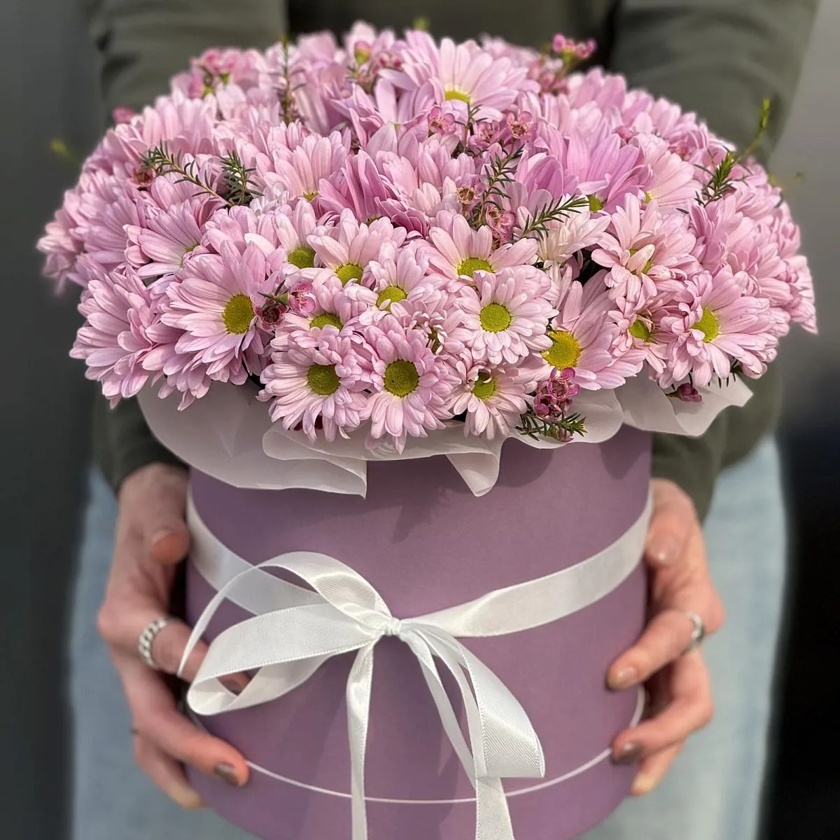 Хризантемы и хамелациума в коробке