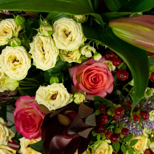 Букет из эустом, гербер и роз микс