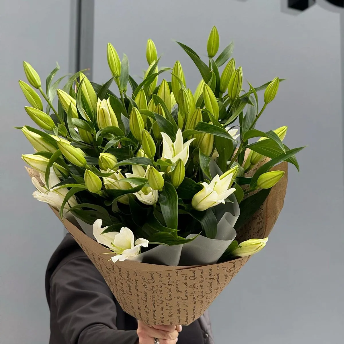 Букет из 9 бело-зелёных лилий