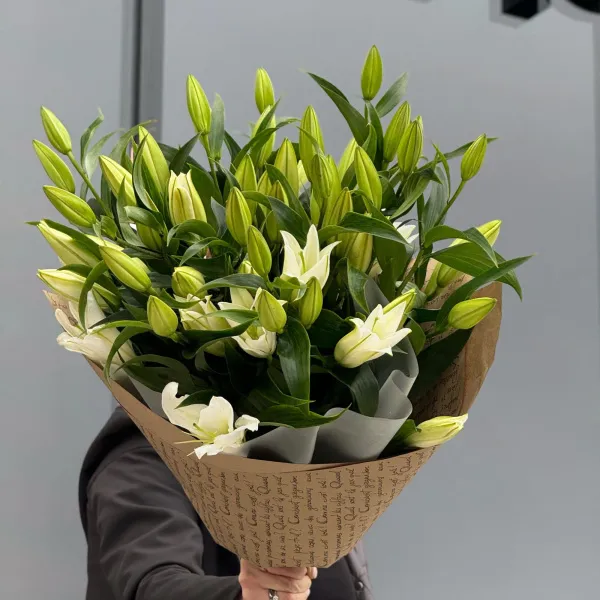 Букет из 9 бело-зелёных лилий