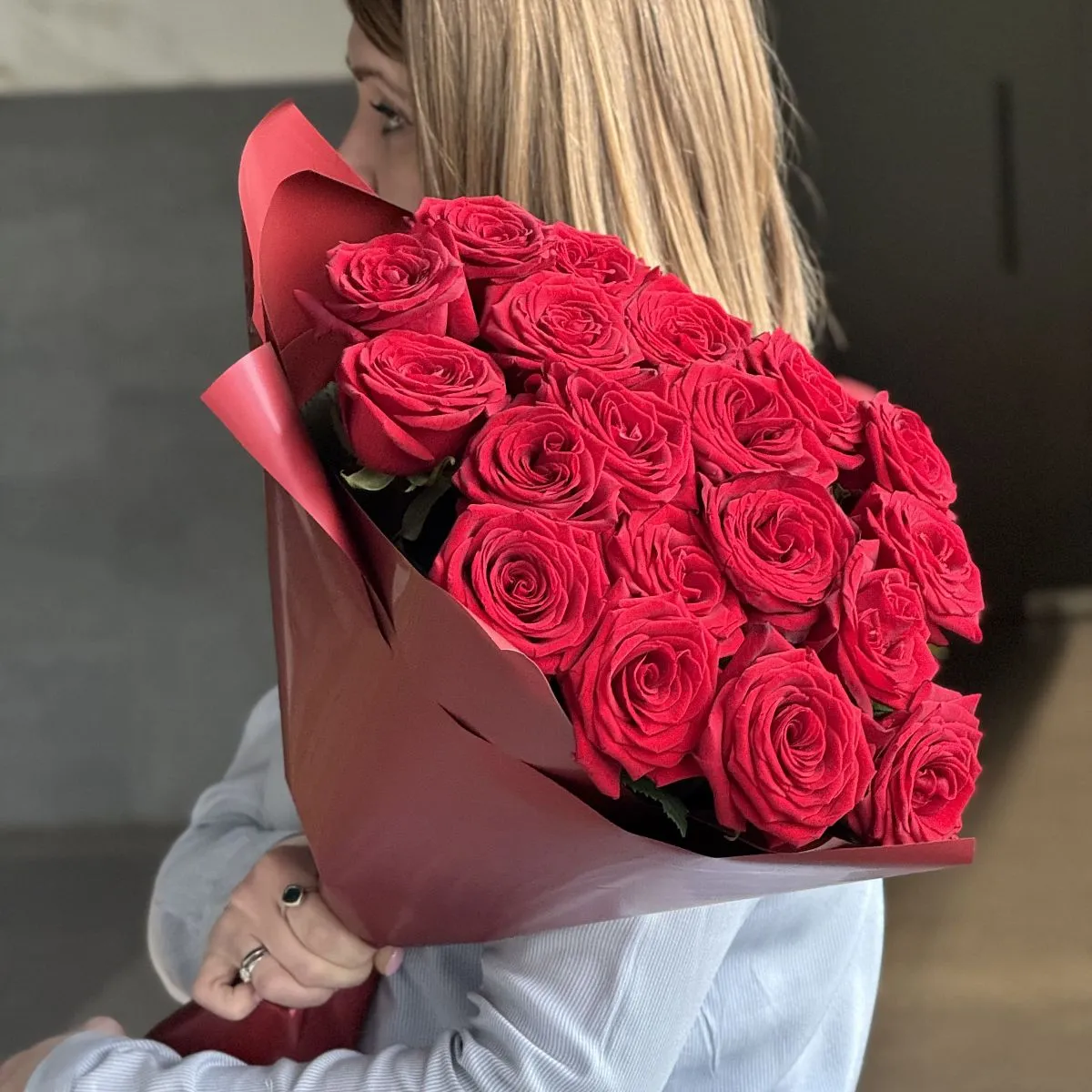 Букет из 19 красных роз (70 см)