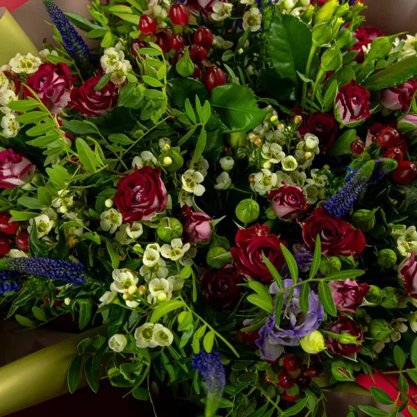 Букет из бордовых роз и эустом