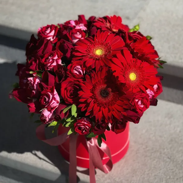 Розы и герберы в коробке