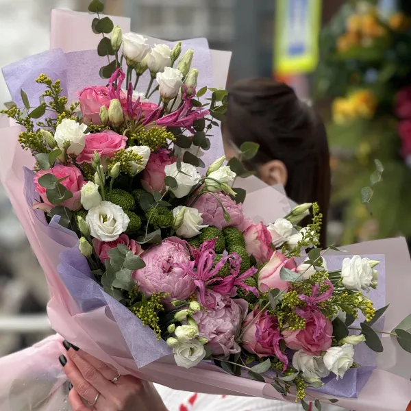 Букет из хризантем, эустомы и роз