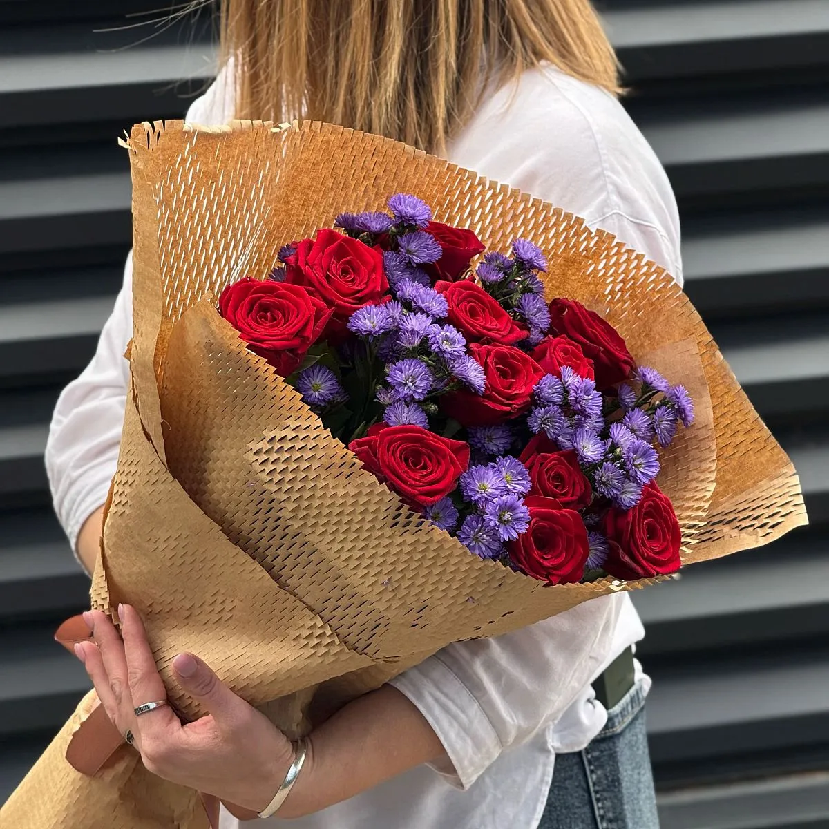 Букет из роз и астер