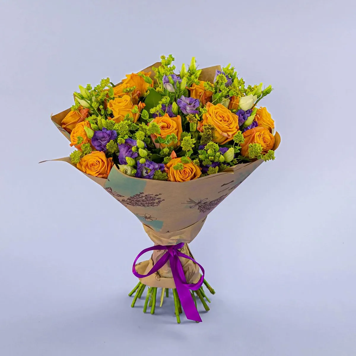 Букет из оранжевых роз и эустом