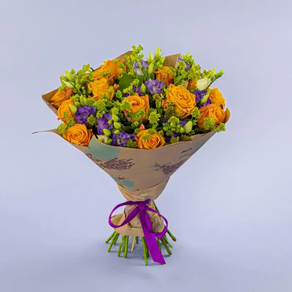 Букет из оранжевых роз и эустом