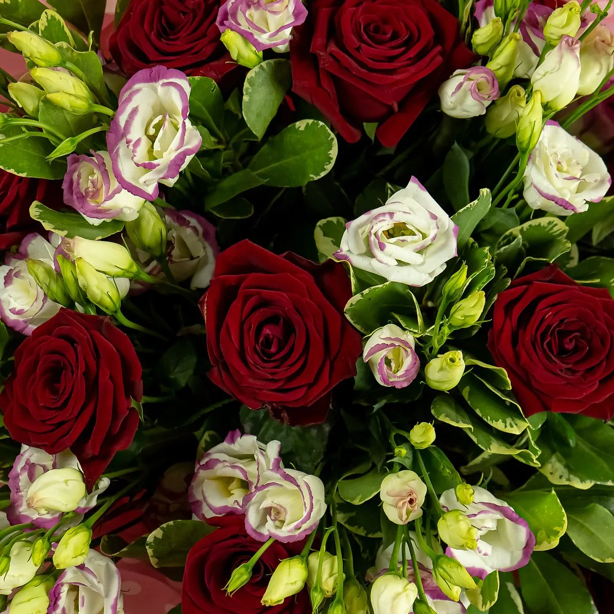 Букет из роз и бело-розовых эустом