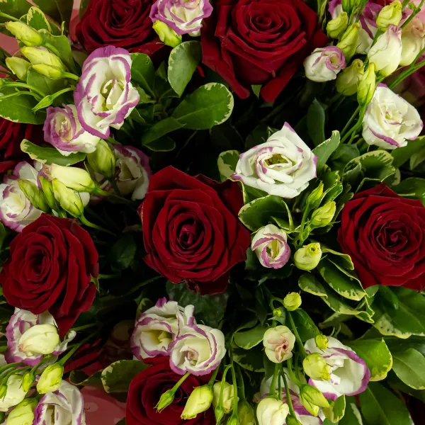 Букет из роз и бело-розовых эустом