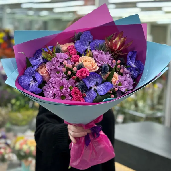 Букет из роз, гиперикума и сафари