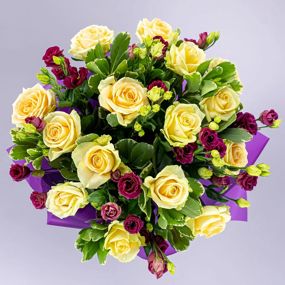 Букет из эустом и 15 кремовых роз