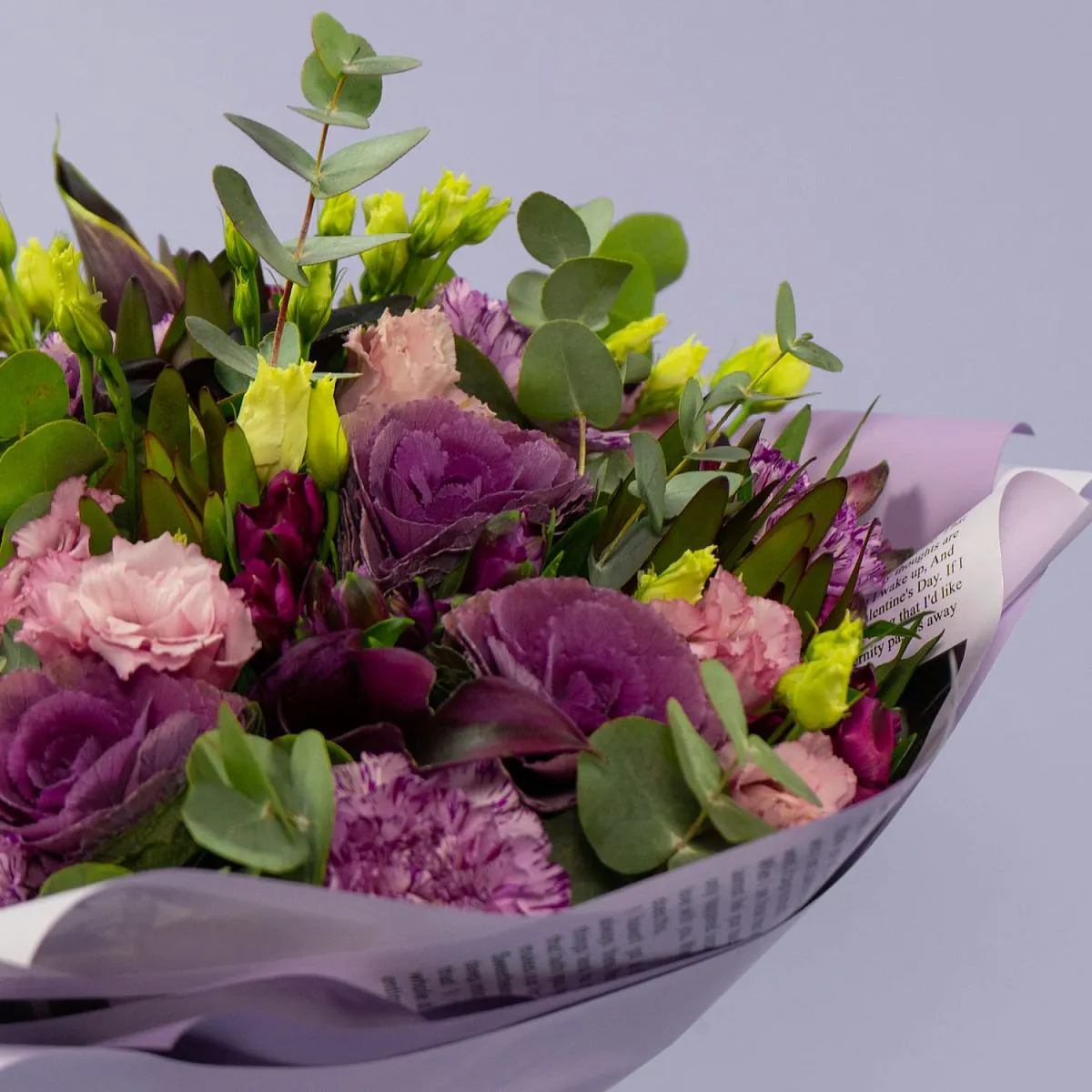 Букет из эустом, гвоздик и брассики