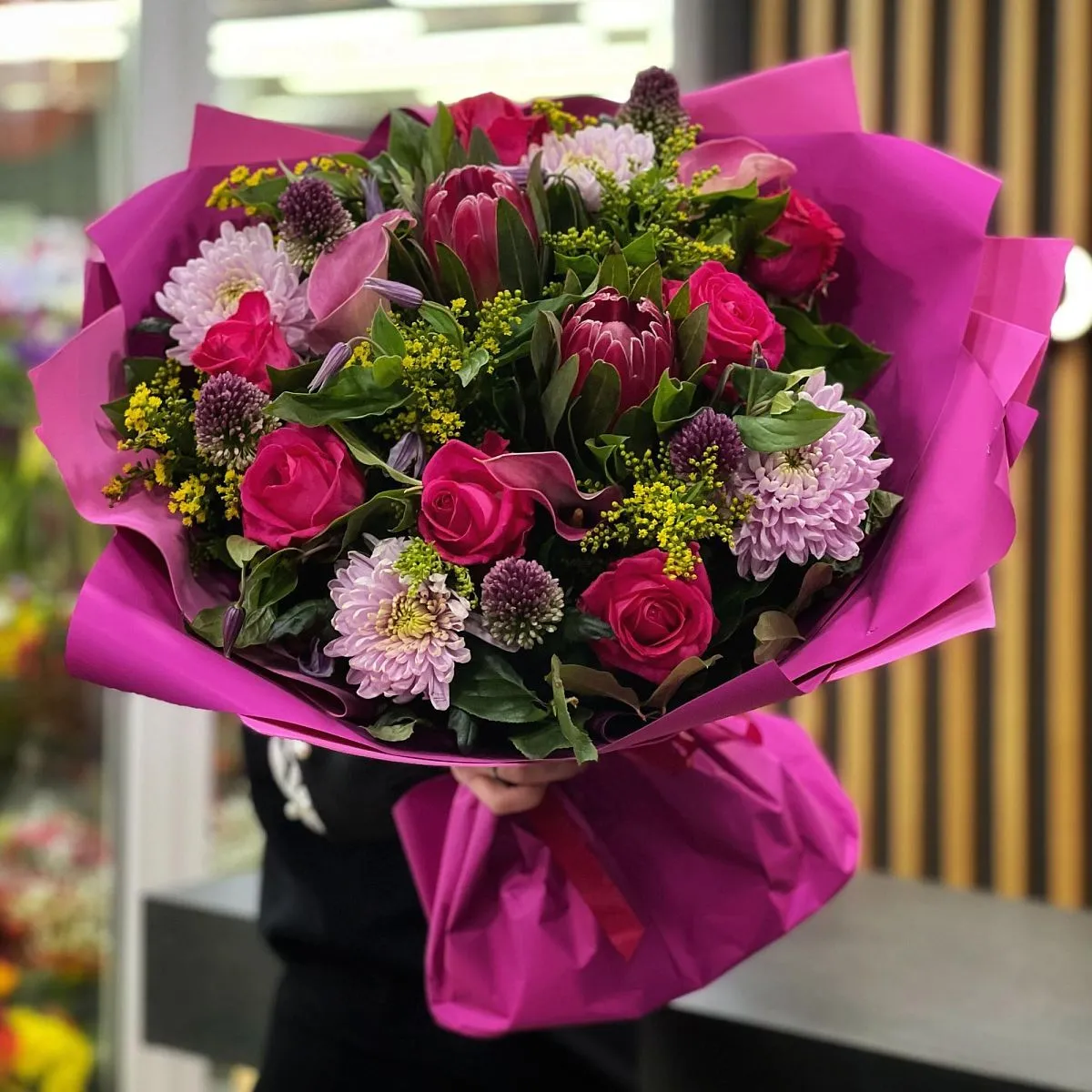 Огромный букет из солидаго, хризантем и роз