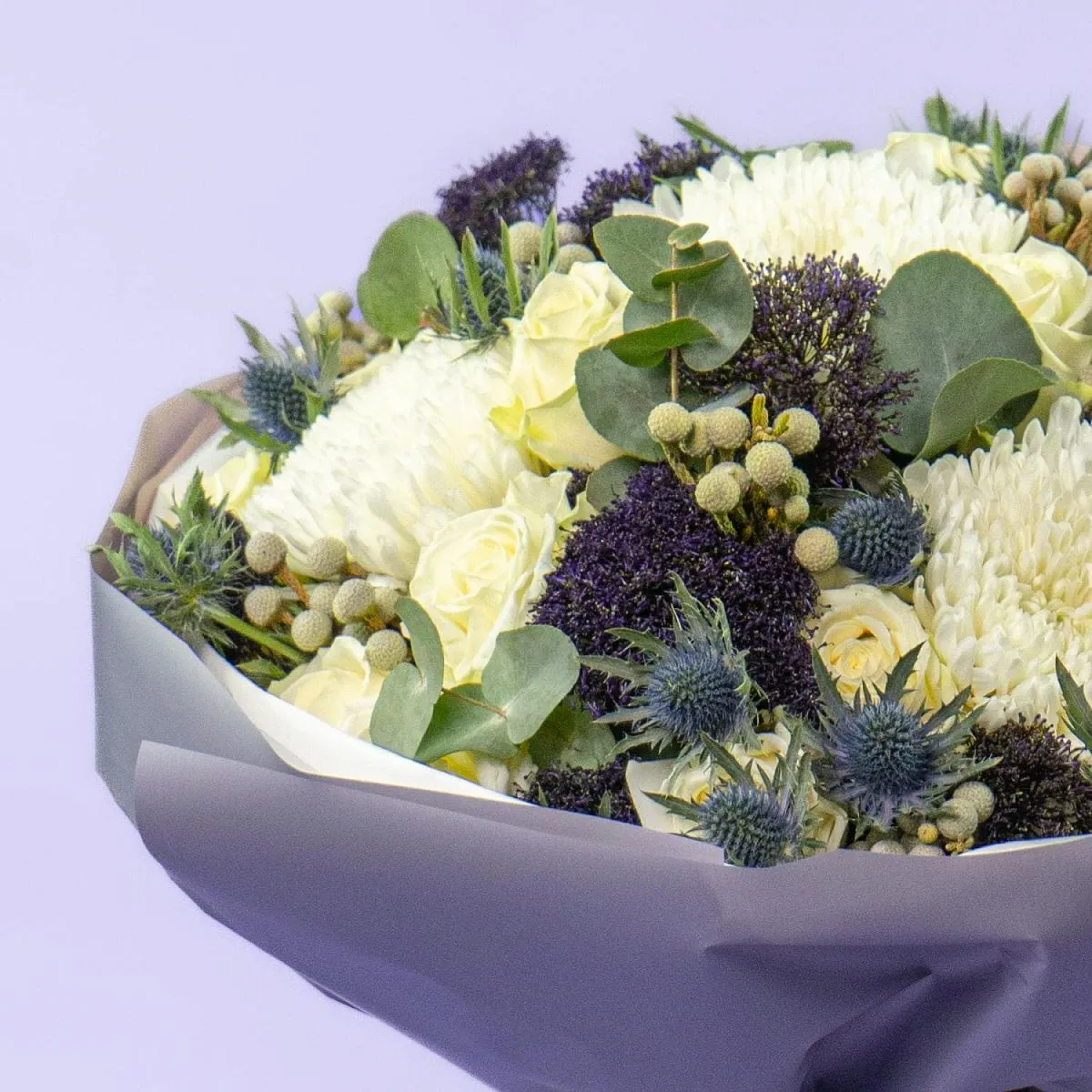 Букет из белых хризантем и роз