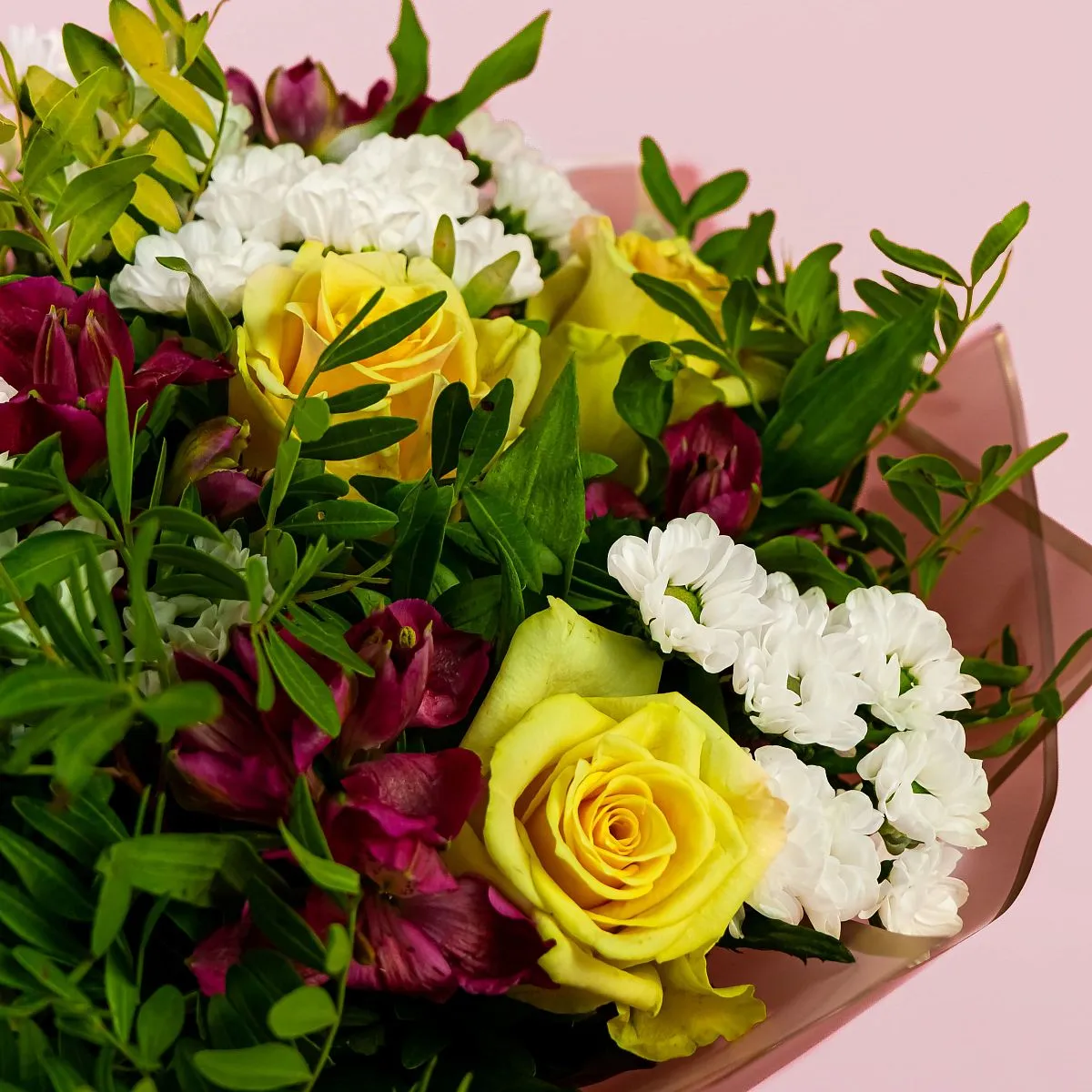 Букет из роз, альстромерий и хризантем