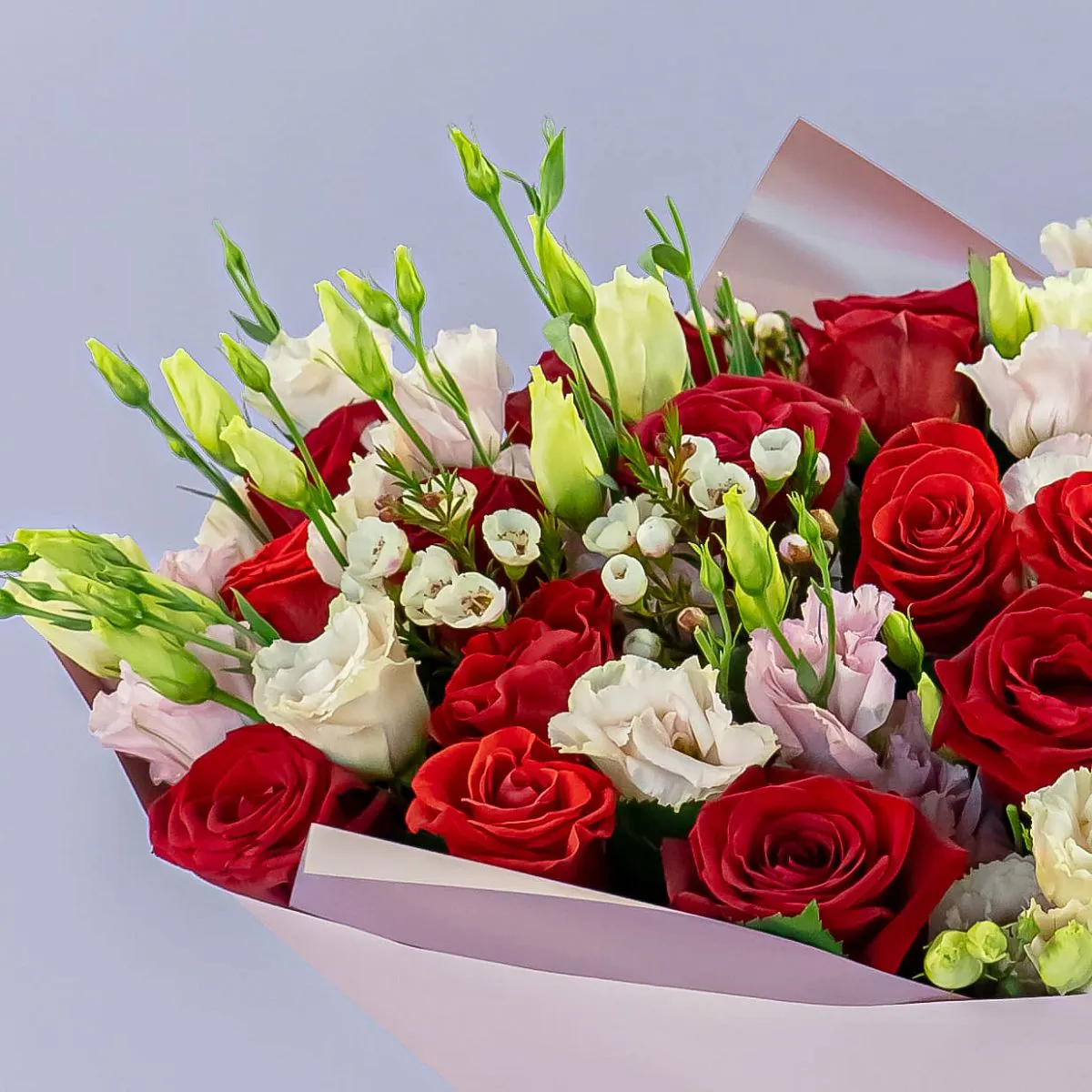 Букет из нежных эустом и красных роз