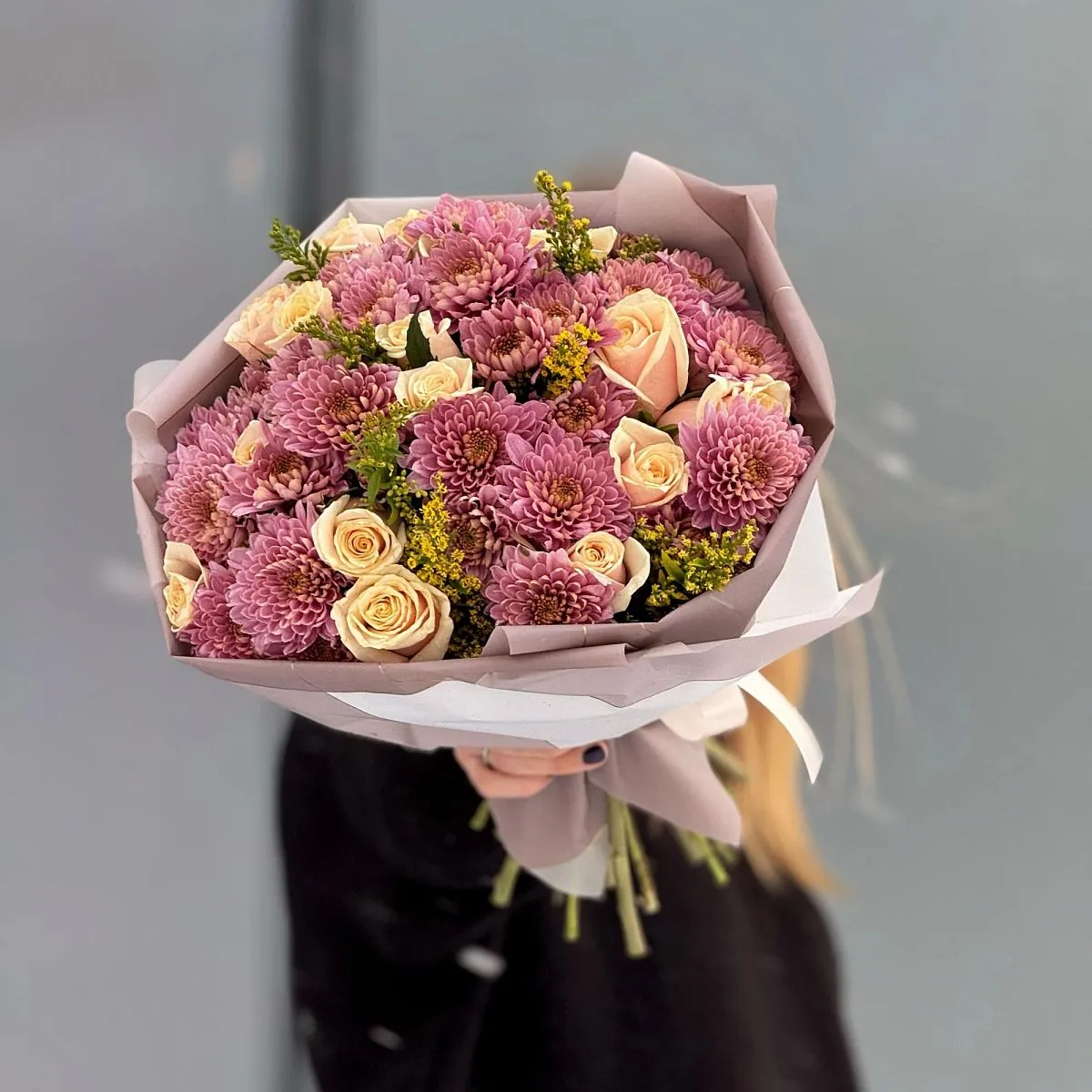 Огромный букет из хризантем, роз и солидаго