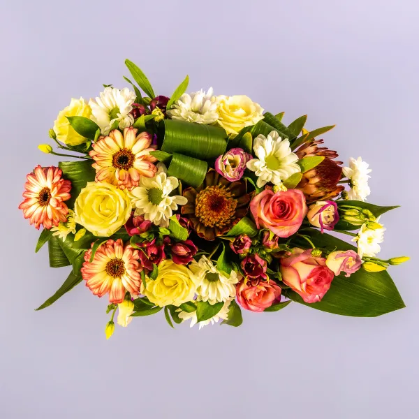 Розы, герберы, протеи в коробке