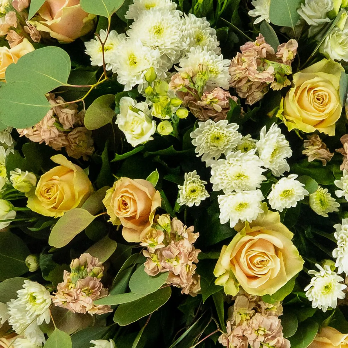 Букет из маттиол, роз и хризантем