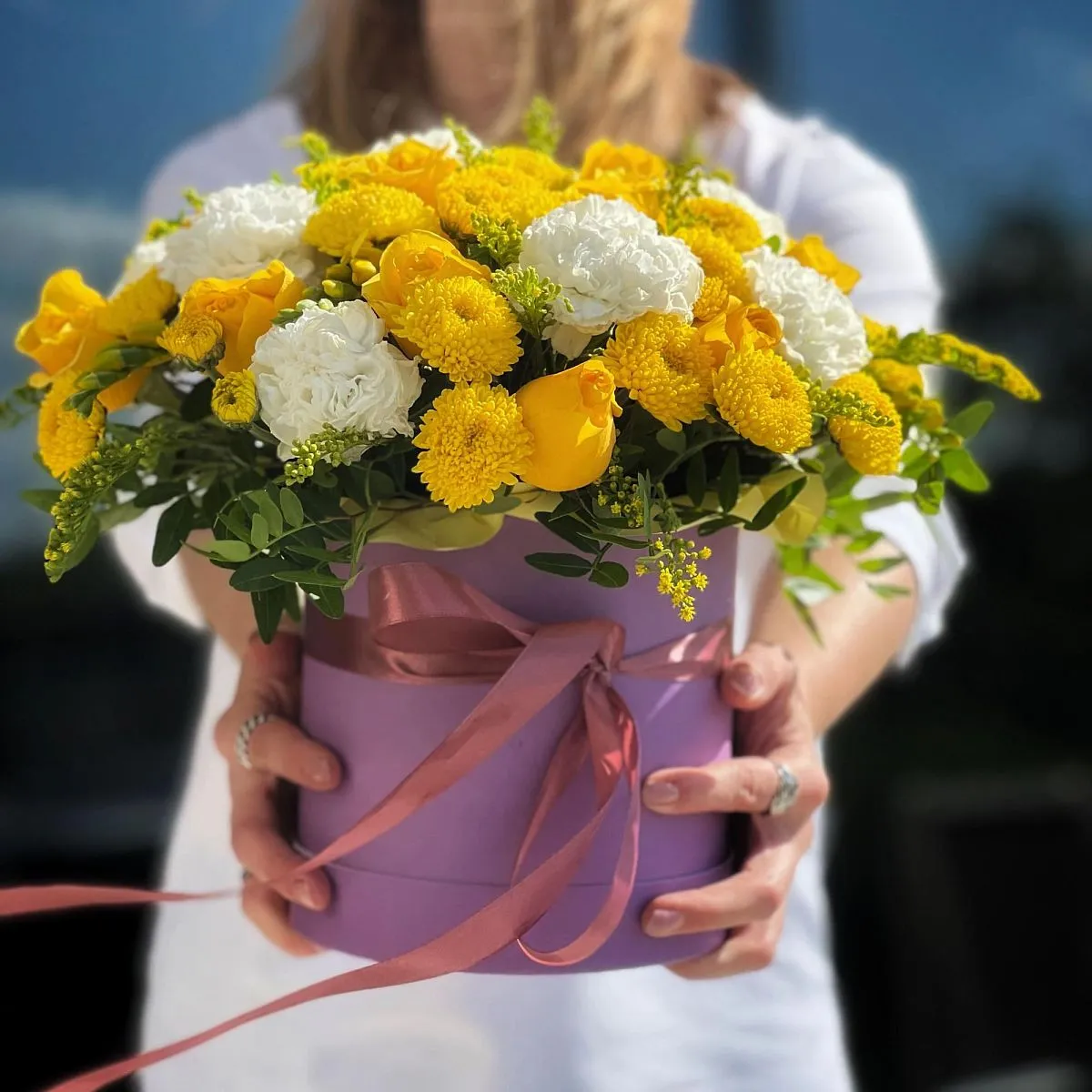 Гвоздики, розы и хризантемы в коробке