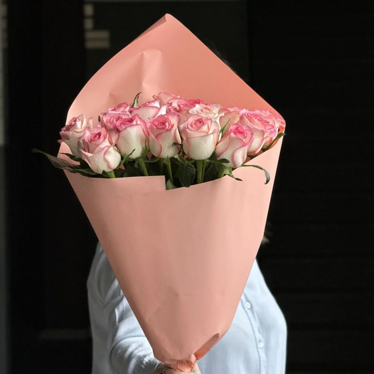 Букет из 15 розово-белых роз (60 см)