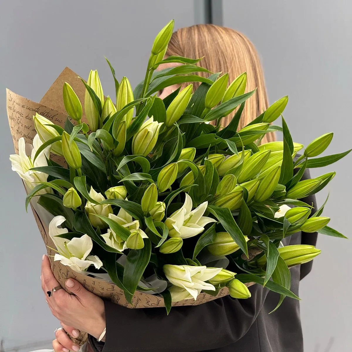 Букет из 11 бело-зелёных лилий