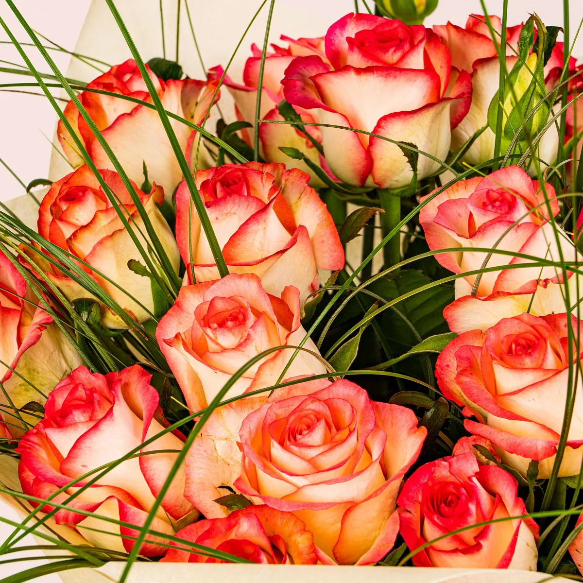 Букет из роз и берграсса