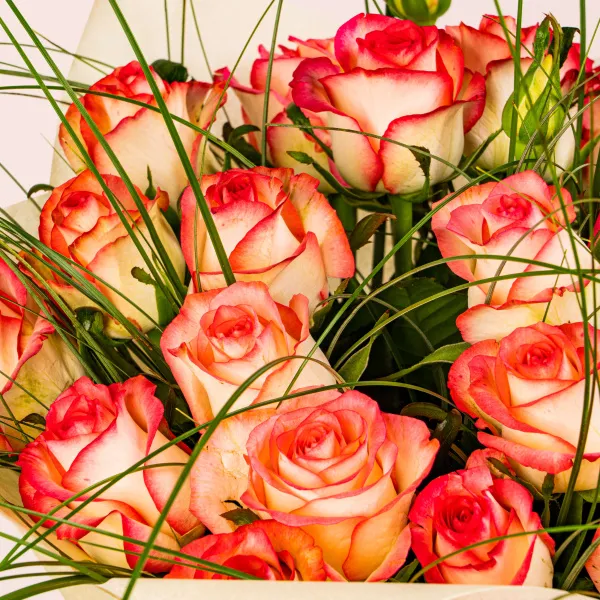 Букет из роз и берграсса