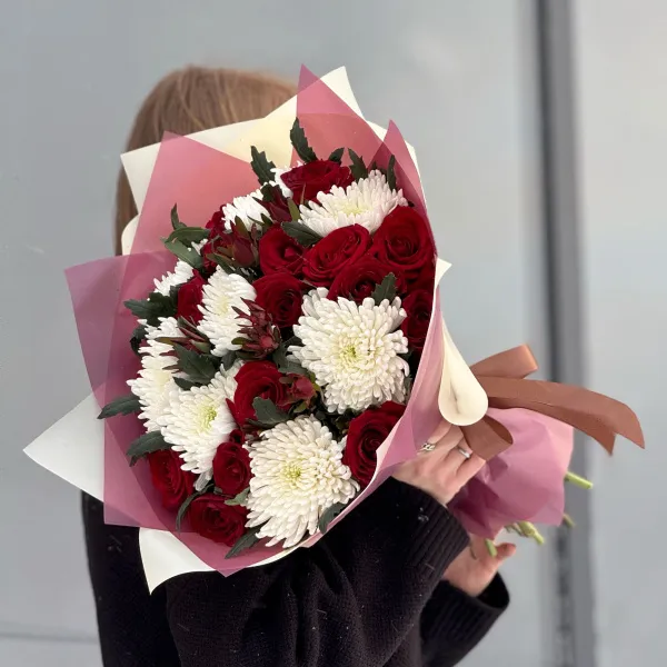 Букет из хризантем, роз и сафари