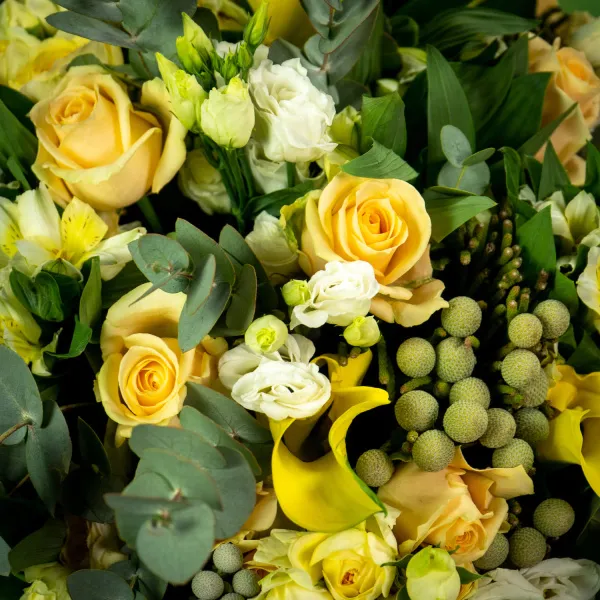 Букет из роз микс, эустом и калл