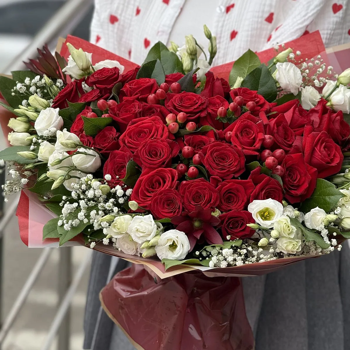 Огромный букет из роз, гипсофил и эустомы