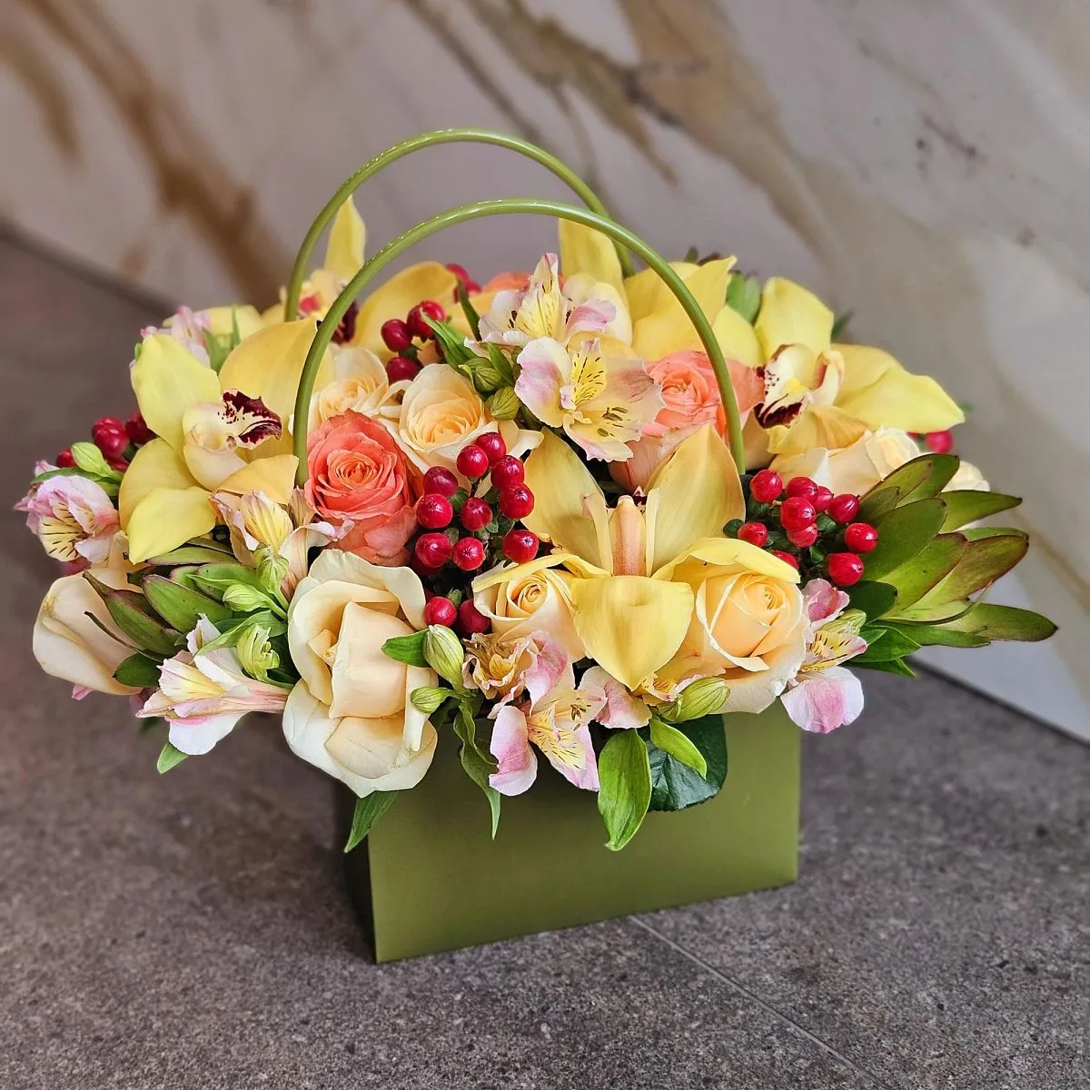 Розы, гиперикумы и сафари в коробке